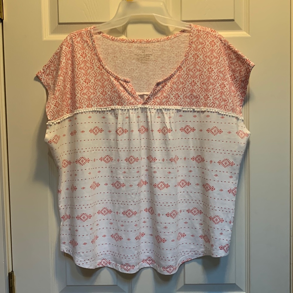 Sonoma sleeveless cotton polyester blend top 1X off white with red design